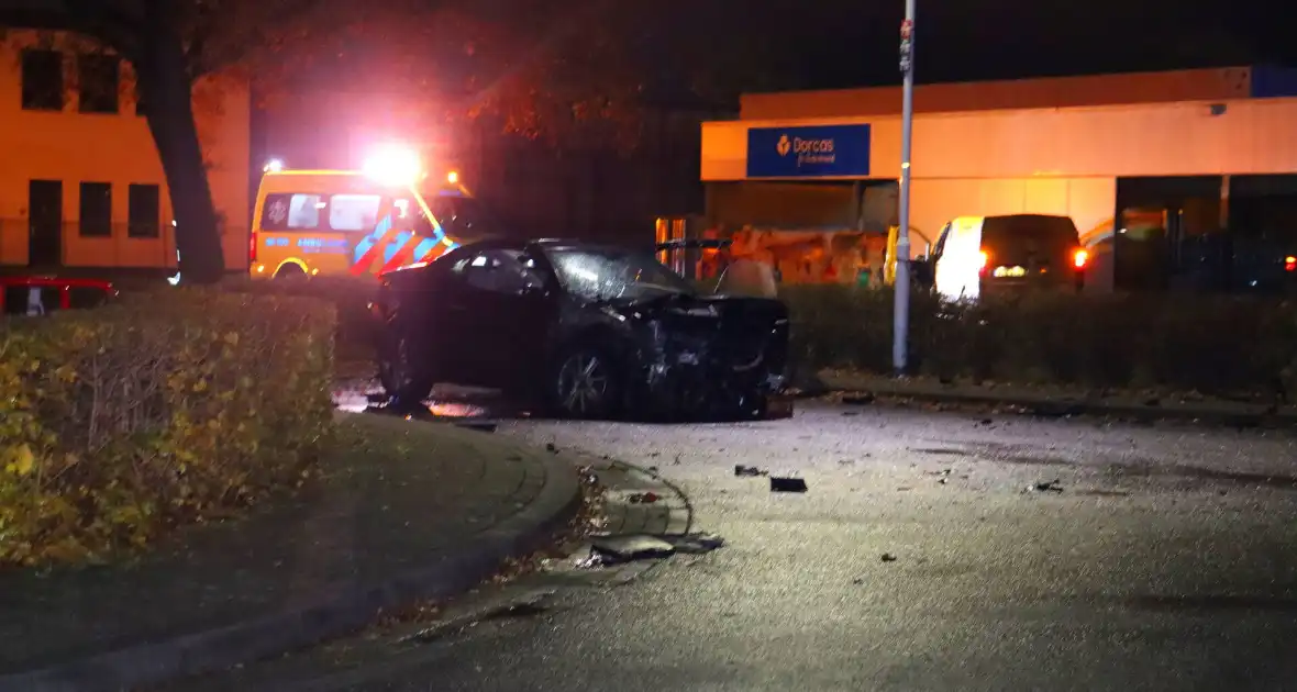 Bestelbus ramt bedrijfspand na aanrijding - Foto 4