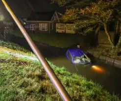 Automobilist raakt lantaarnpaal en belandt in sloot