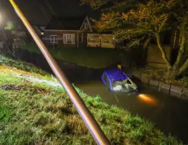 Automobilist raakt lantaarnpaal en belandt in sloot