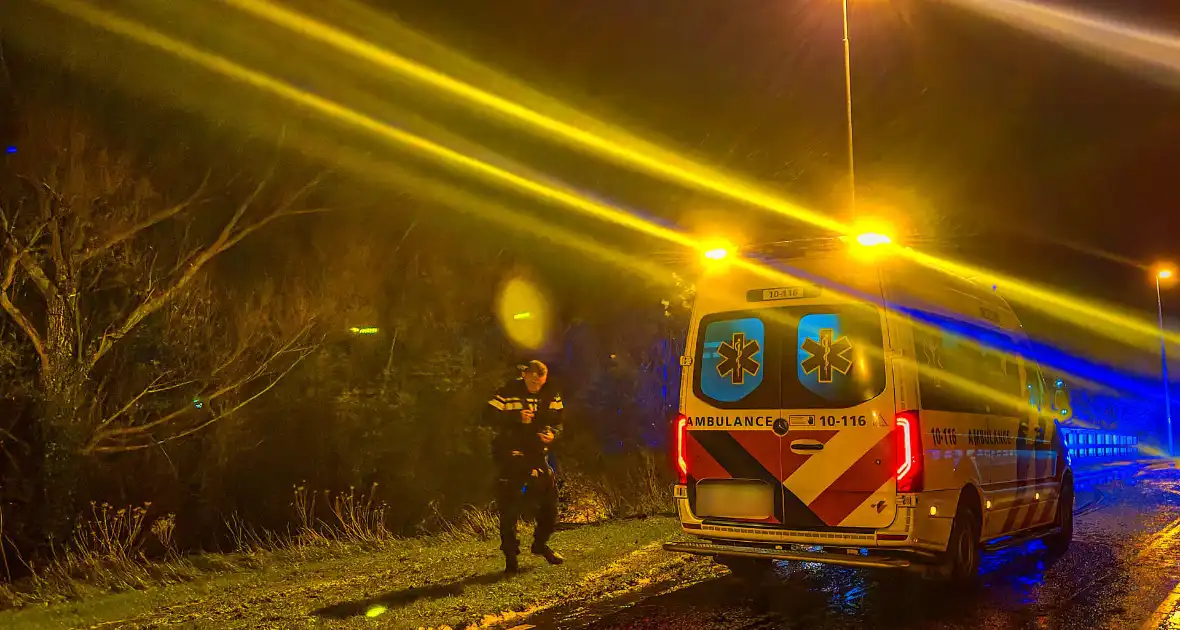 Taxi belandt naast viaduct na ongeval - Foto 1