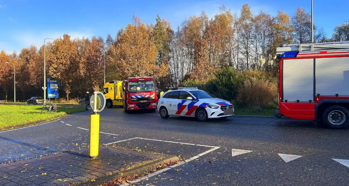 Gehandicaptenvoertuig belandt midden op rotonde