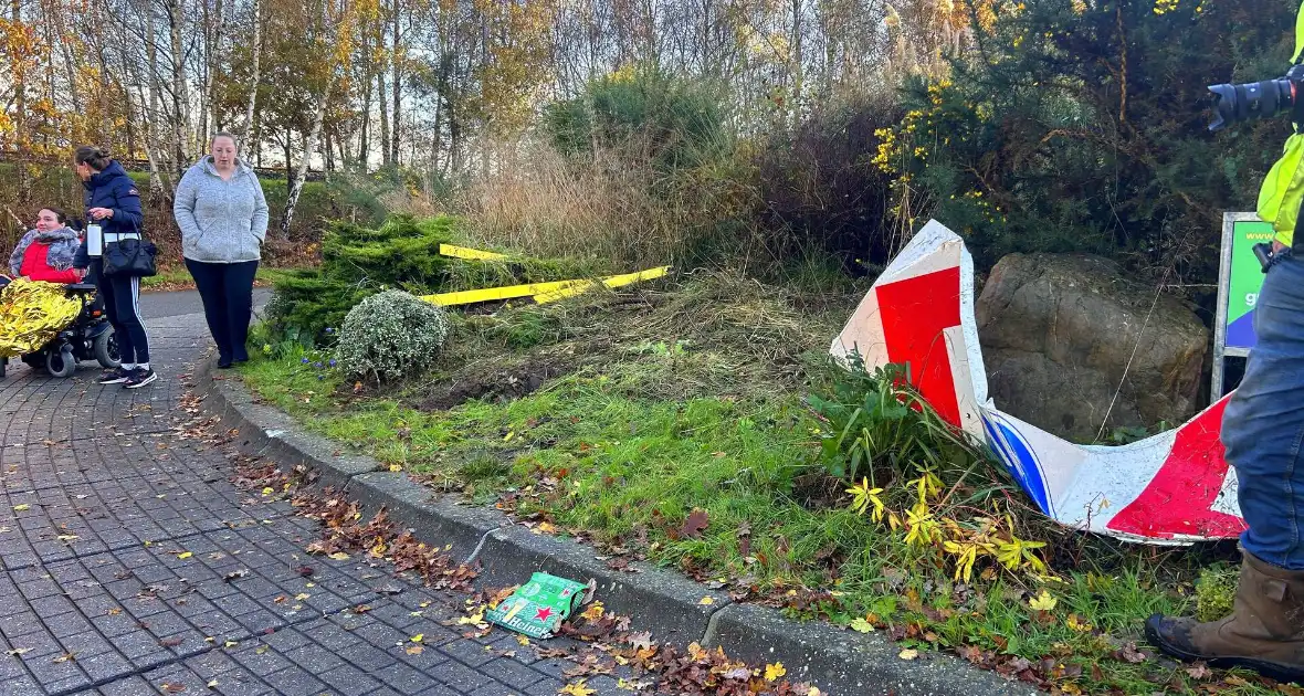 Gehandicaptenvoertuig belandt midden op rotonde - Foto 2