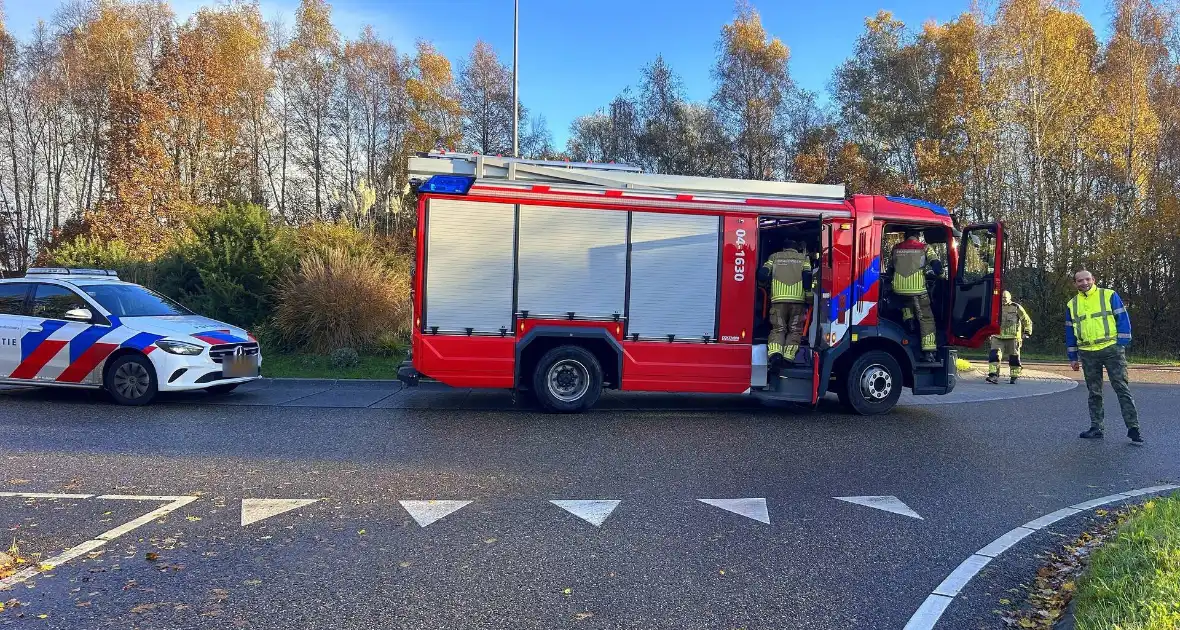 Gehandicaptenvoertuig belandt midden op rotonde - Foto 3