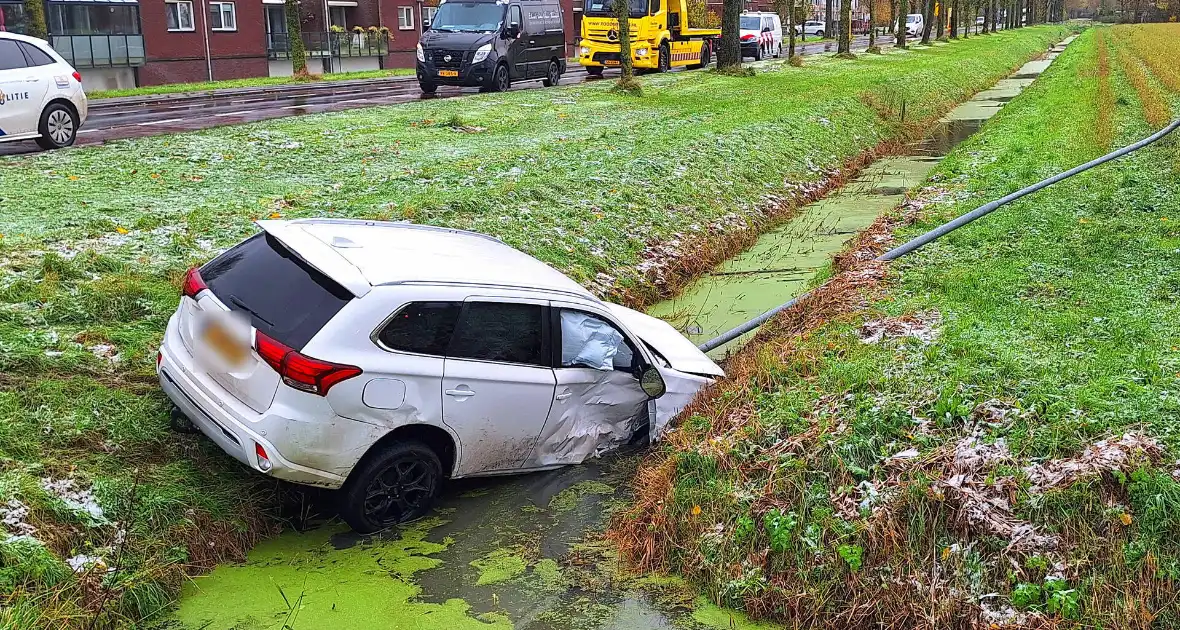 Bestelbus en personenauto botsen op kruising