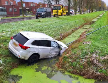 Bestelbus en personenauto botsen op kruising