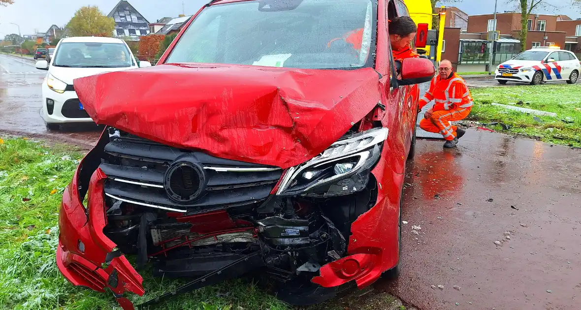 Bestelbus en personenauto botsen op kruising - Foto 1