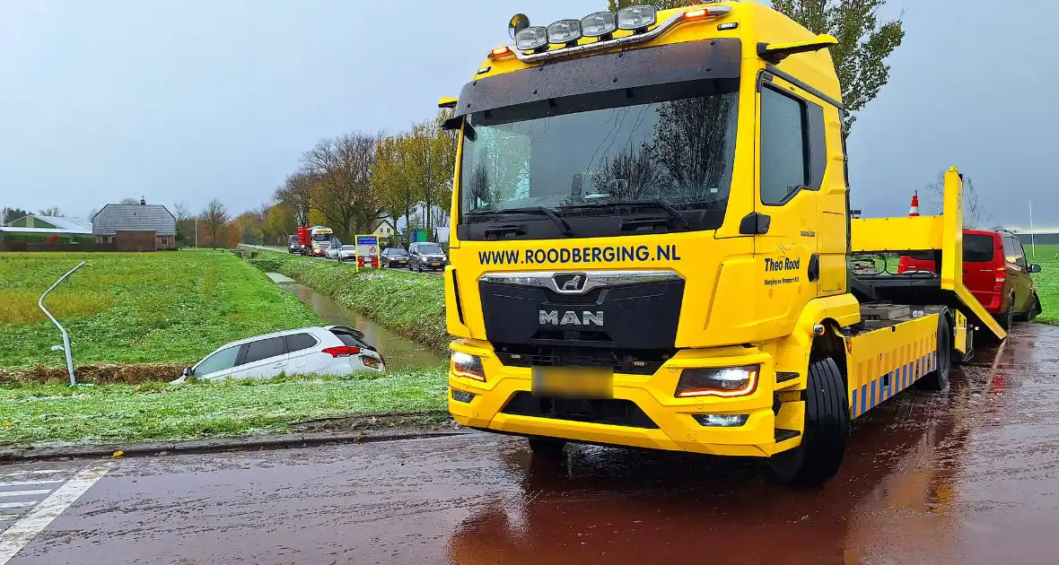 Bestelbus en personenauto botsen op kruising - Foto 2