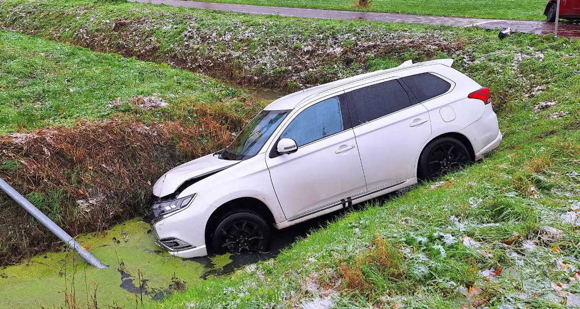 Bestelbus en personenauto botsen op kruising - Foto 3