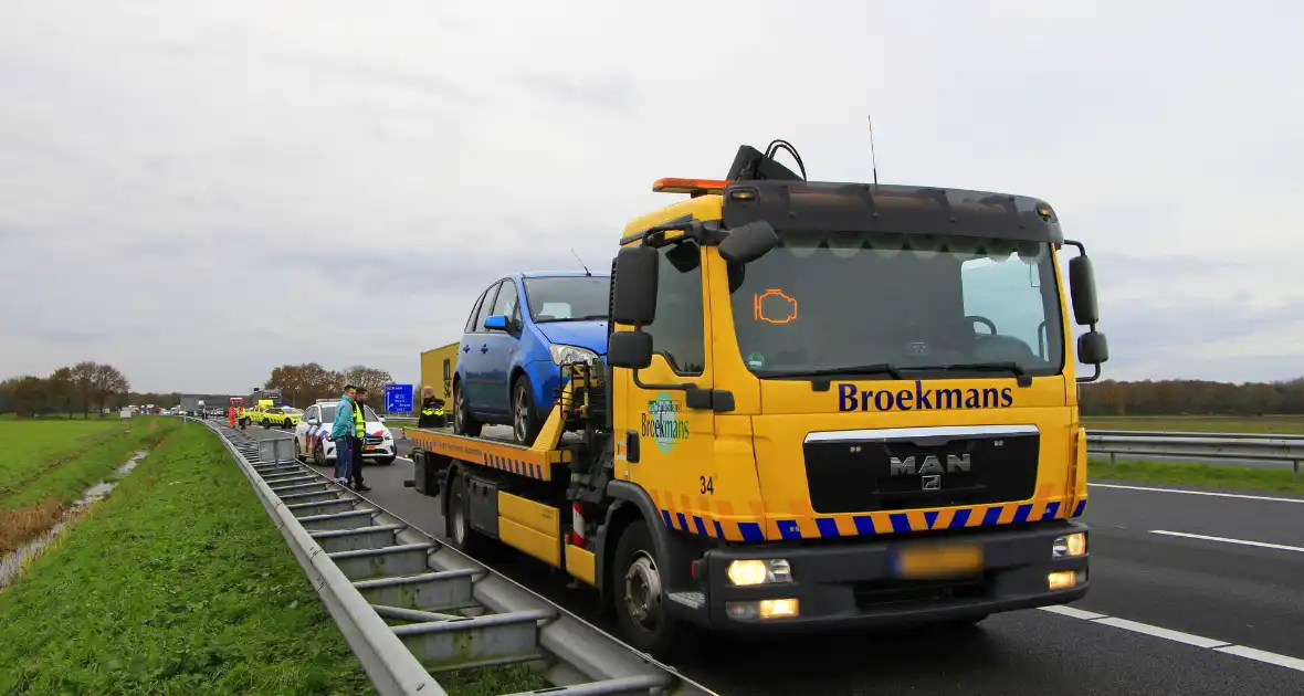 Rijstrook afgesloten door ongeval - Foto 3