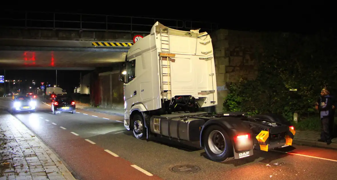 Vrachtwagen rijdt tegen spoorbrug