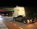 Vrachtwagen rijdt tegen spoorbrug