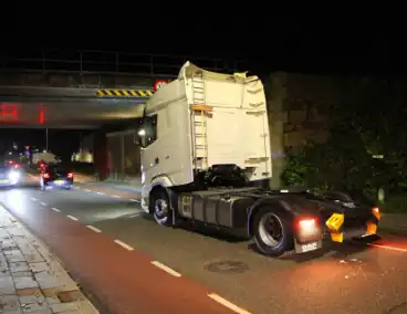 Vrachtwagen rijdt tegen spoorbrug