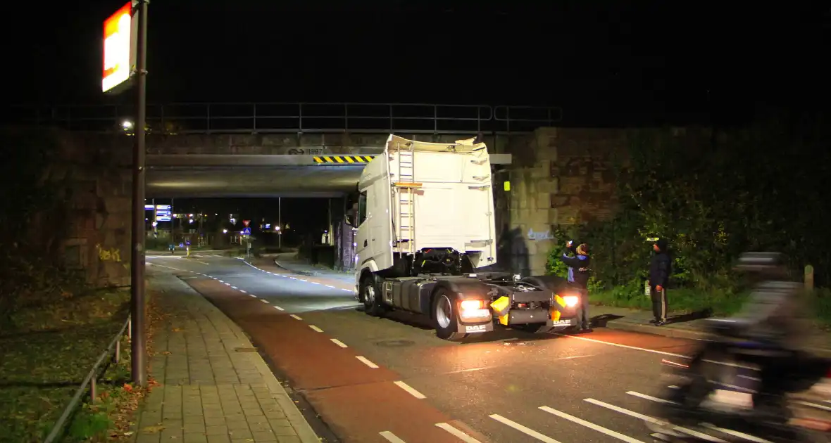 Vrachtwagen rijdt tegen spoorbrug - Foto 2