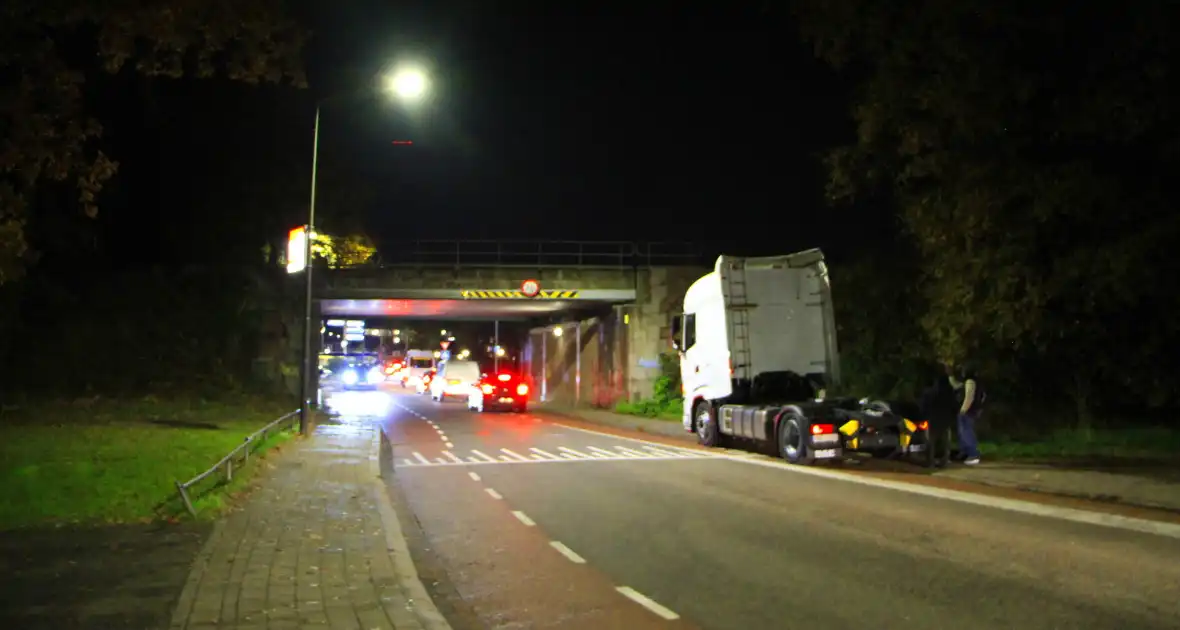 Vrachtwagen rijdt tegen spoorbrug - Foto 3