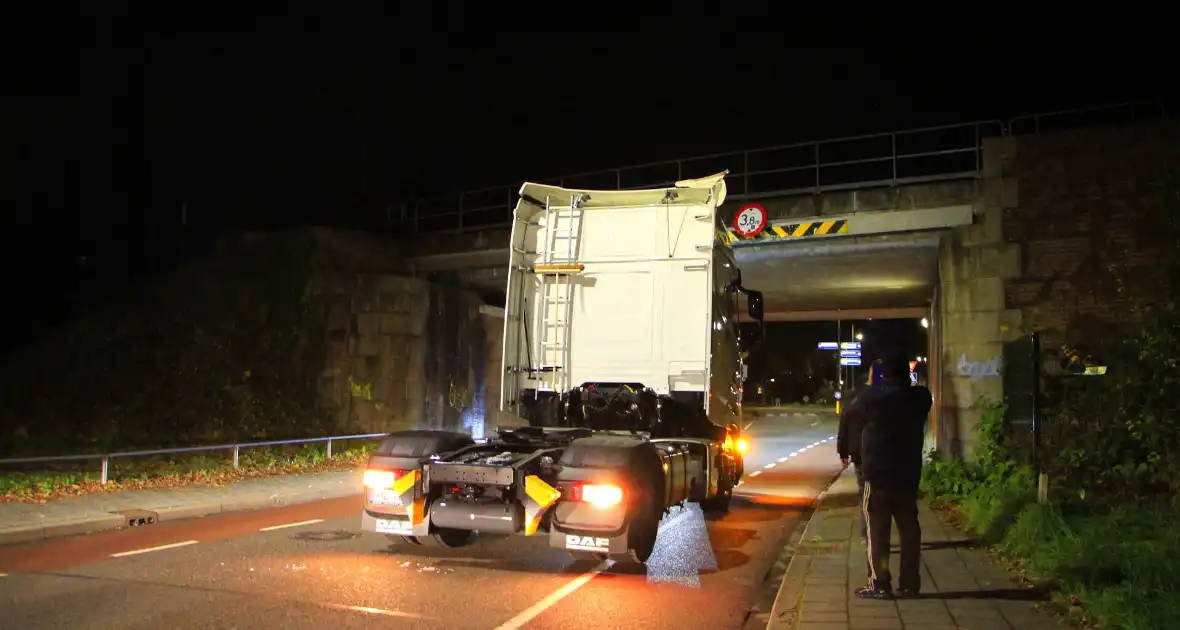 Vrachtwagen rijdt tegen spoorbrug - Foto 4