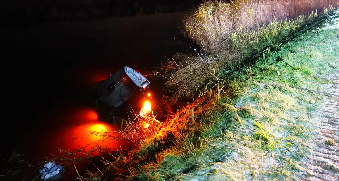 Twee auto's te water in bocht op gladde dijk - Foto 3