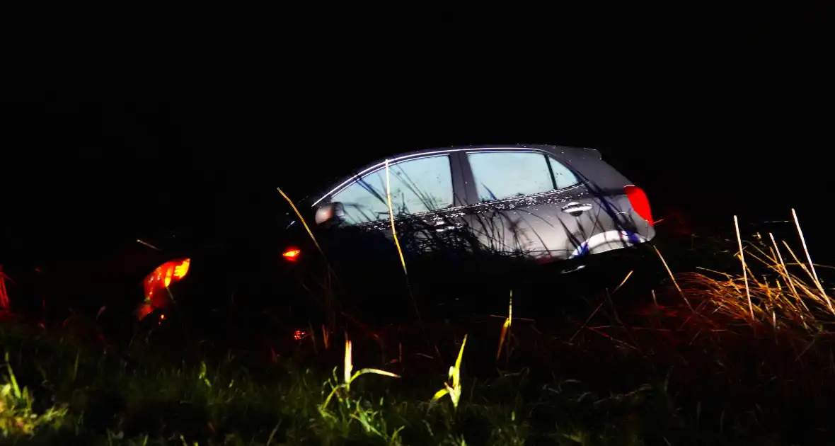 Twee auto's te water in bocht op gladde dijk - Foto 5