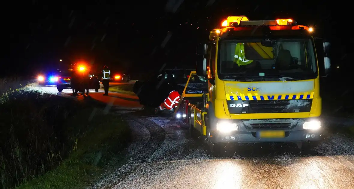 Twee auto's te water in bocht op gladde dijk - Foto 7