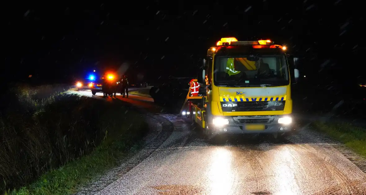 Twee auto's te water in bocht op gladde dijk - Foto 8