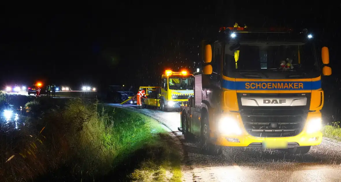 Twee auto's te water in bocht op gladde dijk - Foto 9