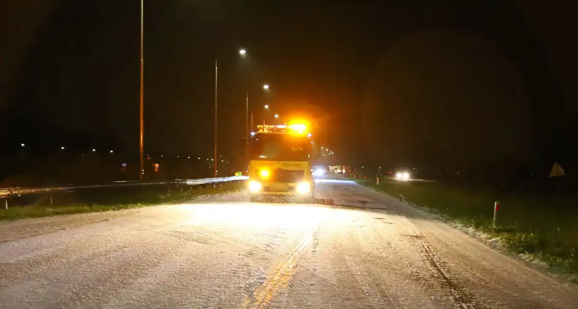 Snelweg afgesloten door gevaarlijke ijsplaten - Foto 1