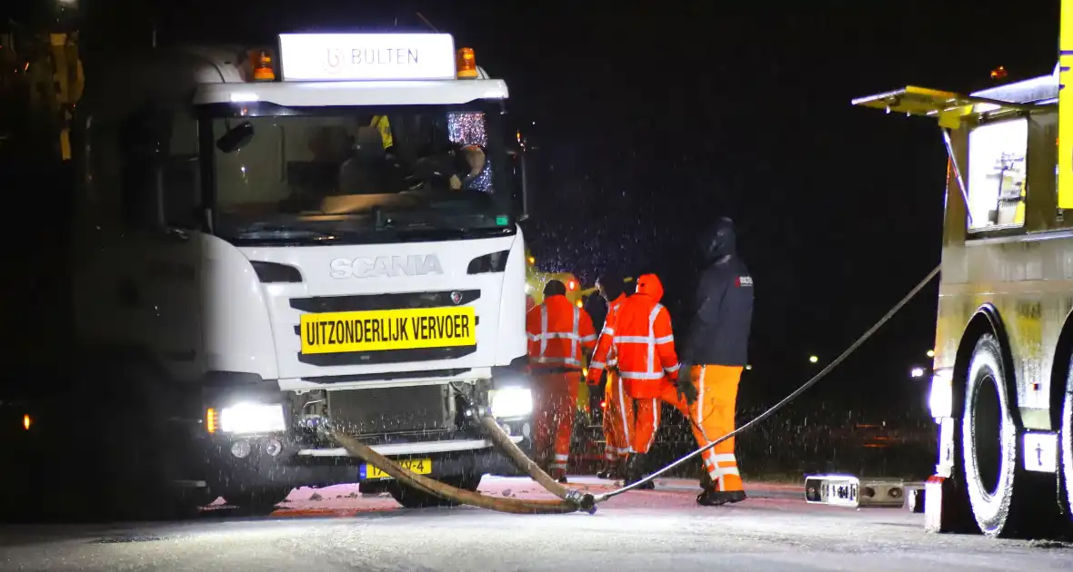 Snelweg afgesloten door gevaarlijke ijsplaten - Foto 3