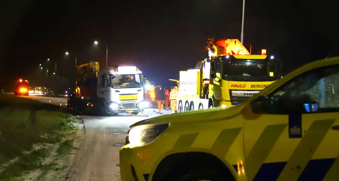 Snelweg afgesloten door gevaarlijke ijsplaten - Foto 4