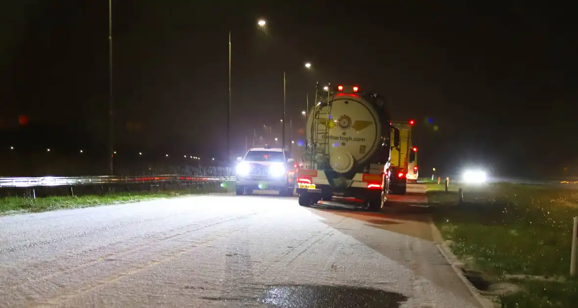 Snelweg afgesloten door gevaarlijke ijsplaten - Foto 5