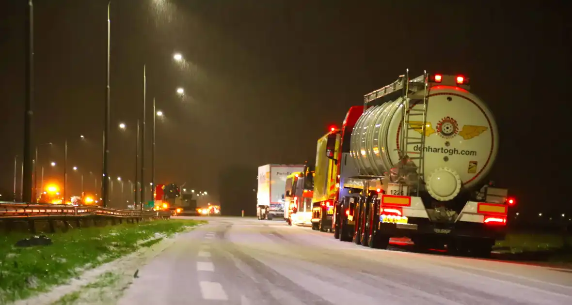 Snelweg afgesloten door gevaarlijke ijsplaten - Foto 6