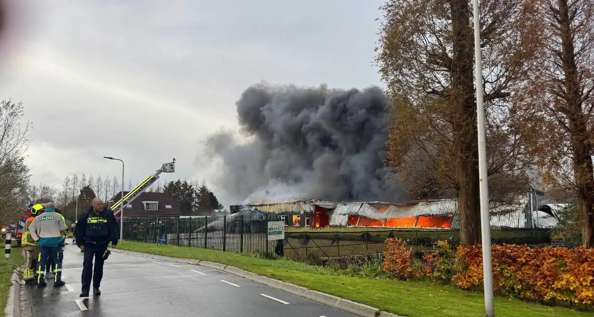 Brandweer groots ingezet voor uitslaande brand in kwekerij