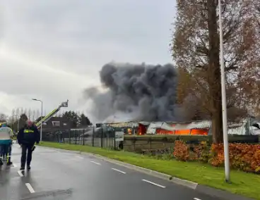 Brandweer groots ingezet voor uitslaande brand in kwekerij