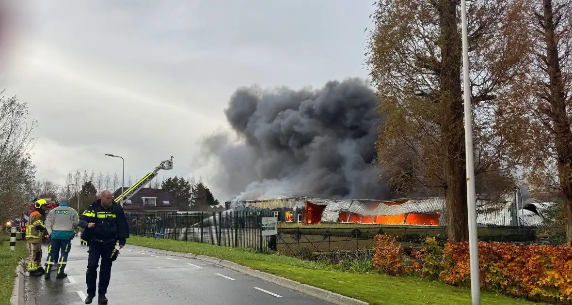 Brandweer groots ingezet voor uitslaande brand in kwekerij - Foto 1