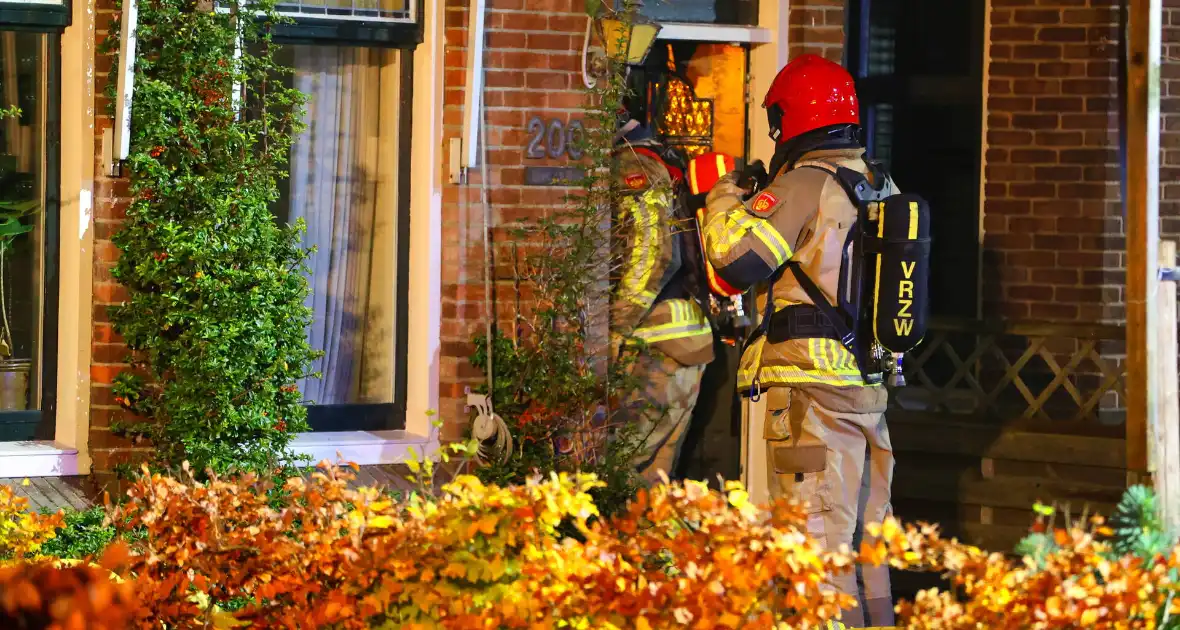 Oudere bewoner verlaat optijd brandende woning - Foto 10