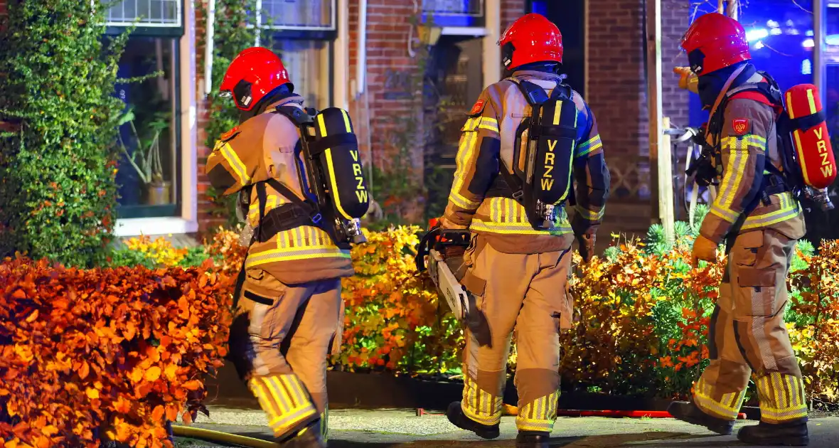 Oudere bewoner verlaat optijd brandende woning - Foto 11