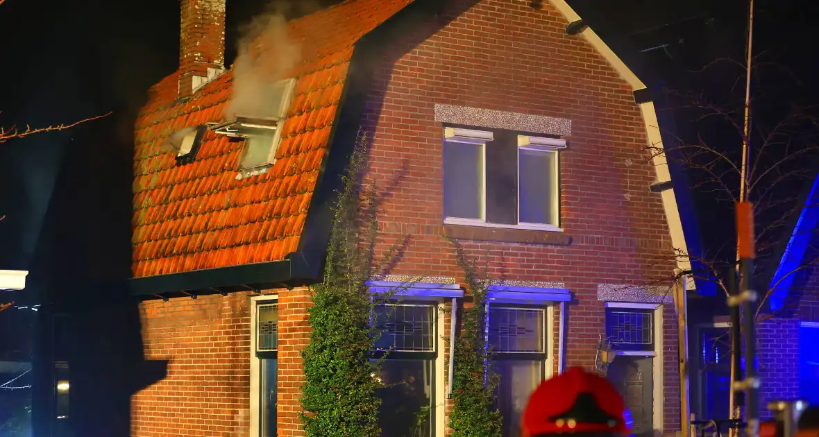 Oudere bewoner verlaat optijd brandende woning - Foto 13