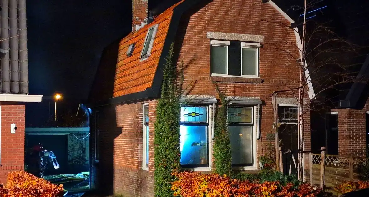 Oudere bewoner verlaat optijd brandende woning - Foto 3