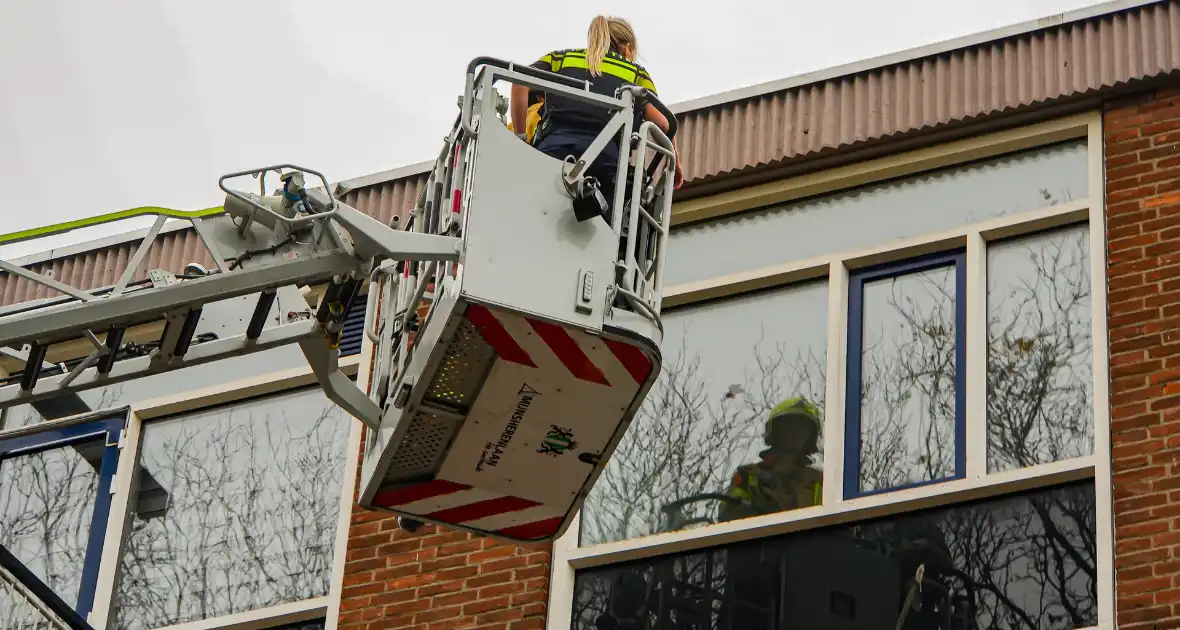 Brandweer onderzoekt benzine lucht en treft lekkende scooter aan - Foto 5