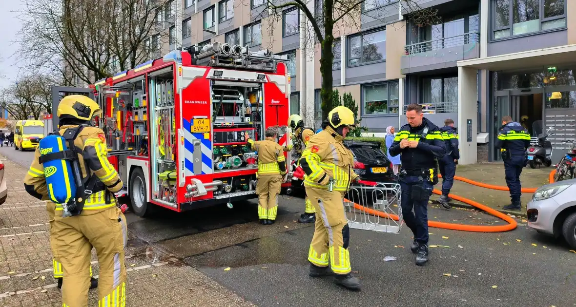 Brandweer schaalt bij brand op balkon van flat