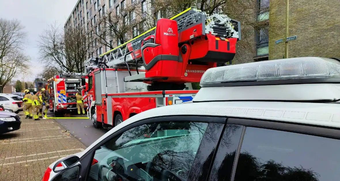 Brandweer schaalt bij brand op balkon van flat - Foto 1