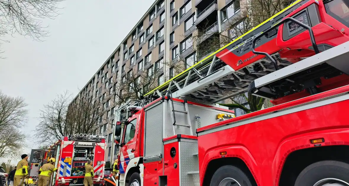 Brandweer schaalt bij brand op balkon van flat - Foto 2