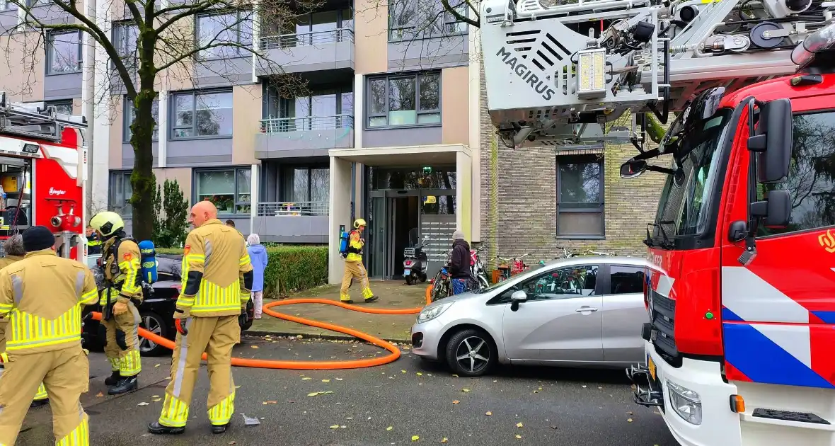 Brandweer schaalt bij brand op balkon van flat - Foto 3