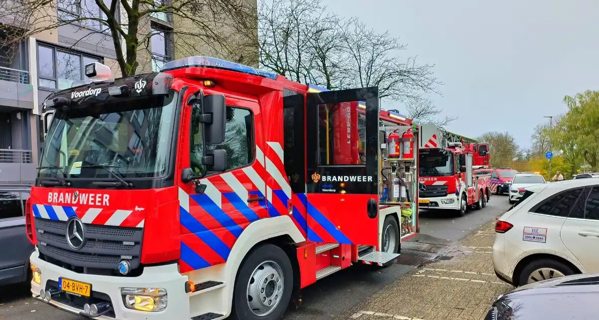 Brandweer schaalt bij brand op balkon van flat - Foto 4