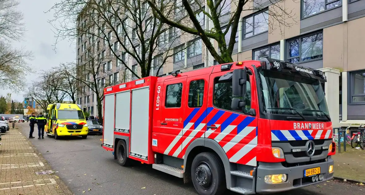 Brandweer schaalt bij brand op balkon van flat - Foto 5