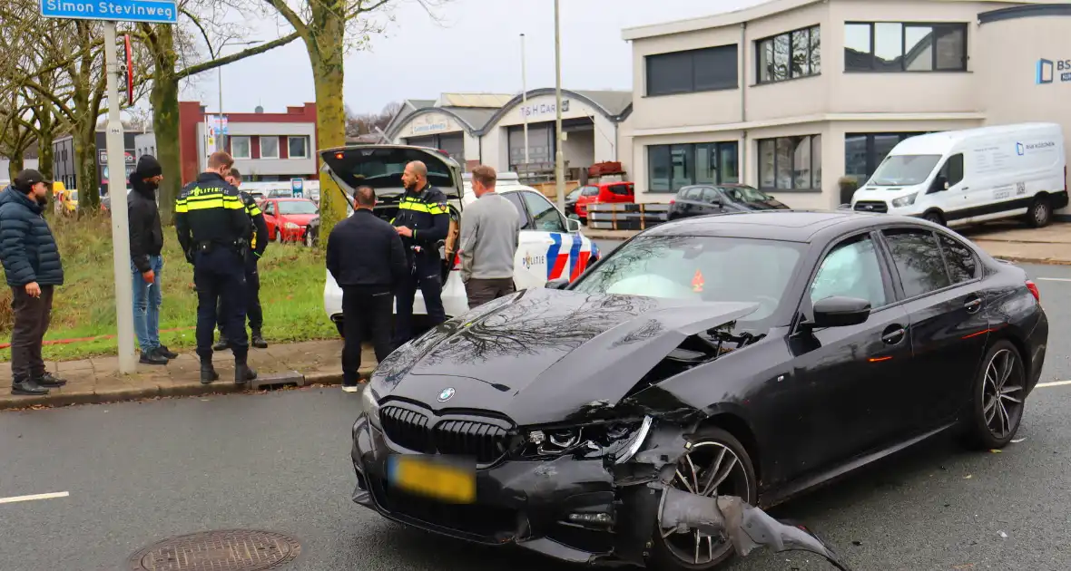 Forse schade na aanrijding op kruising