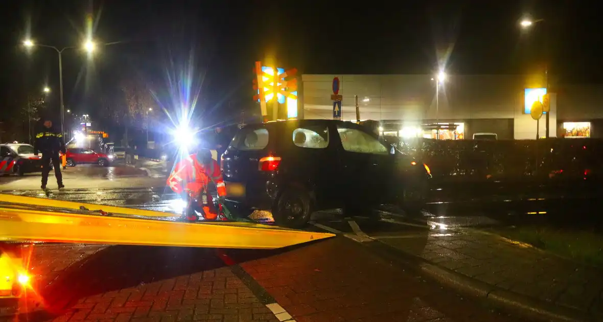 Auto belandt gedeeltelijk op spoor bij overweg - Foto 2