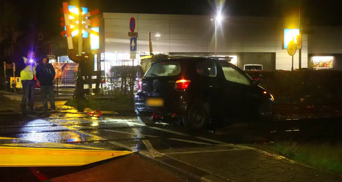 Auto belandt gedeeltelijk op spoor bij overweg - Foto 3