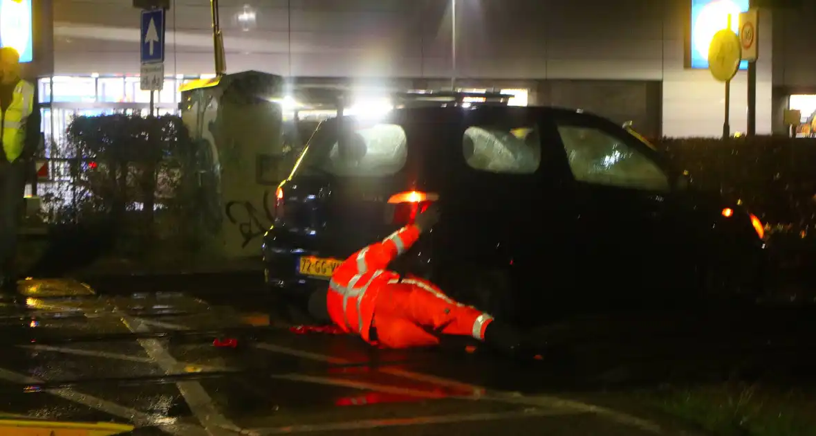 Auto belandt gedeeltelijk op spoor bij overweg - Foto 4