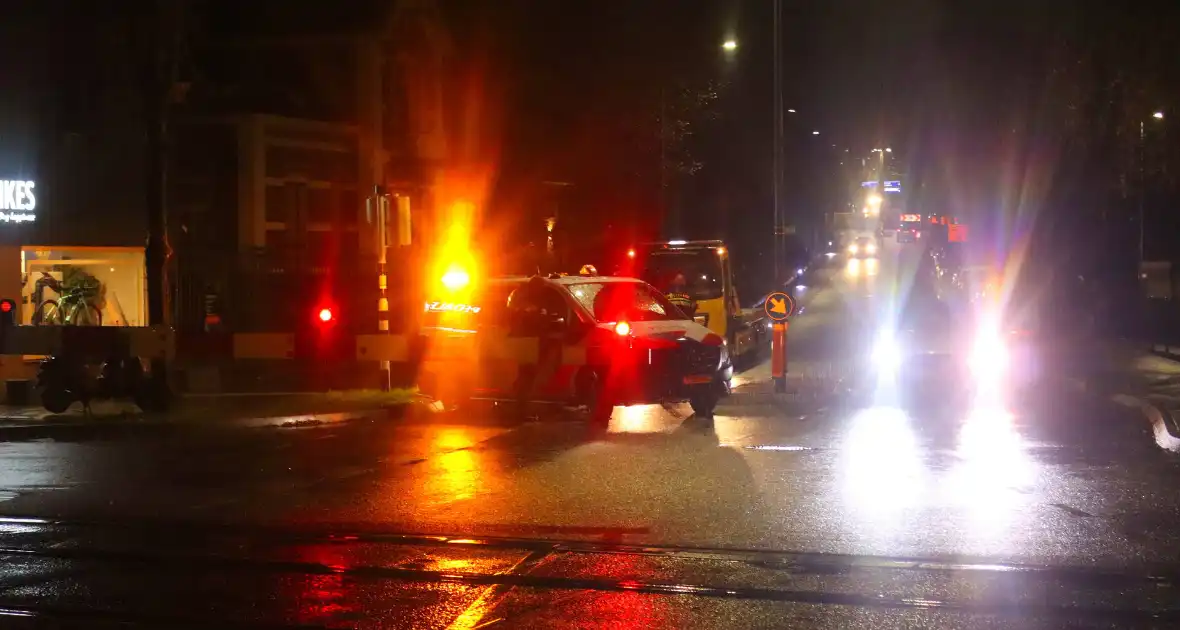 Auto belandt gedeeltelijk op spoor bij overweg - Foto 5