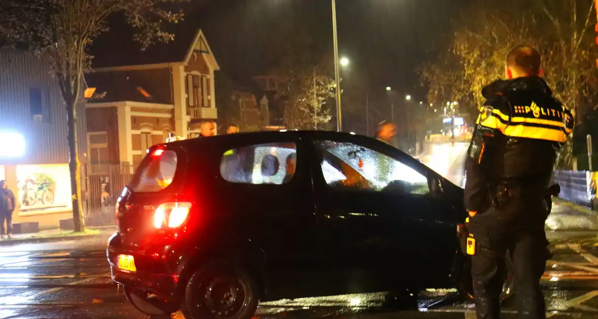 Auto belandt gedeeltelijk op spoor bij overweg - Foto 7