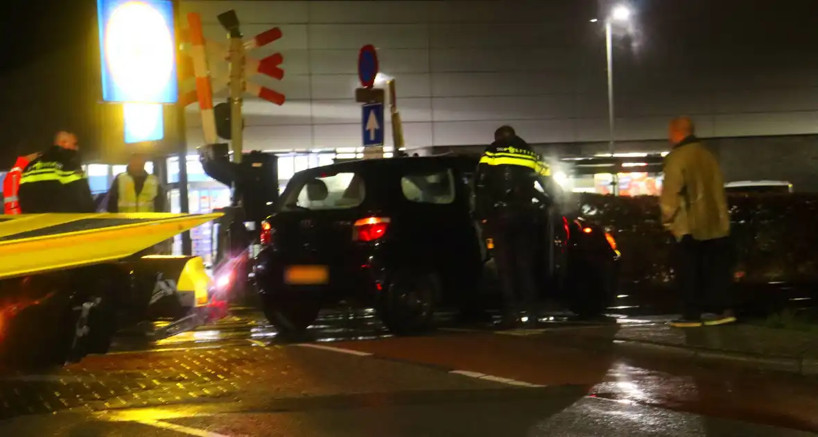 Auto belandt gedeeltelijk op spoor bij overweg - Foto 8